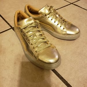 Size 4 youth Gold Pumas